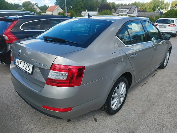 Skoda Octavia 2 of 3