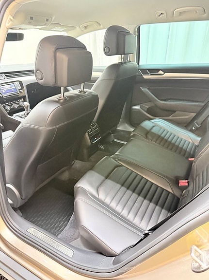 Volkswagen Passat Alltrack 6 of 11