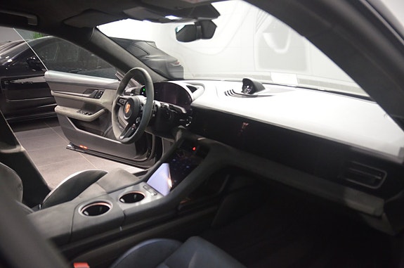 Porsche Taycan GTS 13 of 21