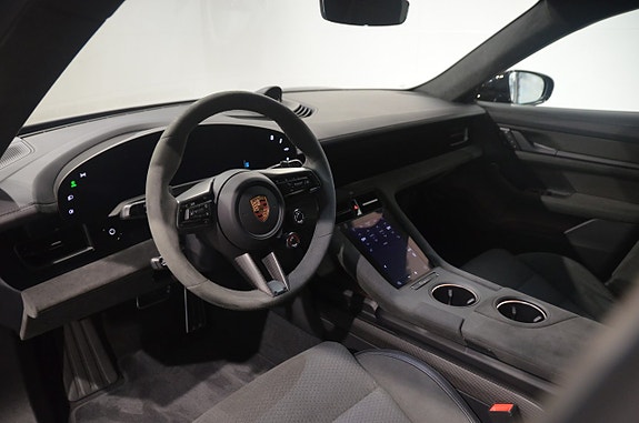 Porsche Taycan GTS 12 of 21