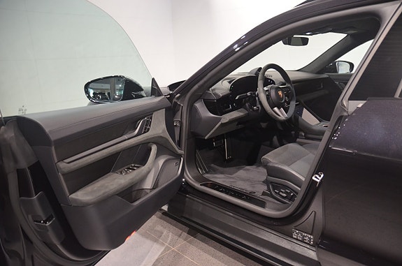 Porsche Taycan GTS 9 of 21