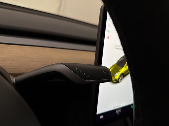 Tesla Model Y 24 of 28