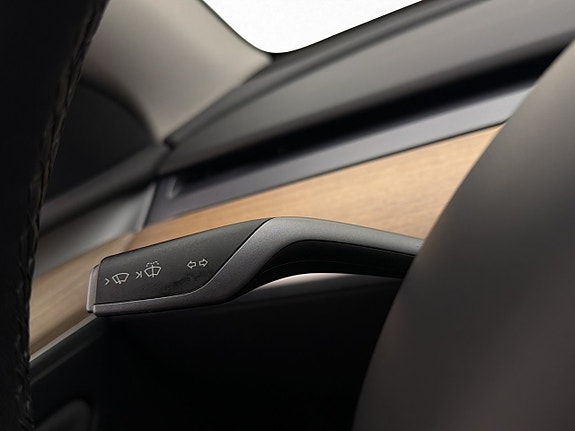 Tesla Model Y 25 of 28