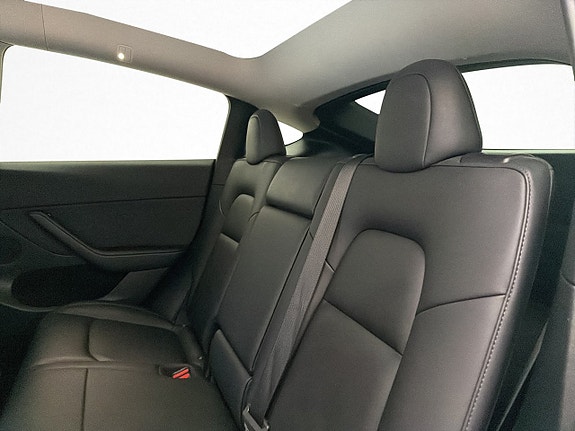 Tesla Model Y 15 of 28