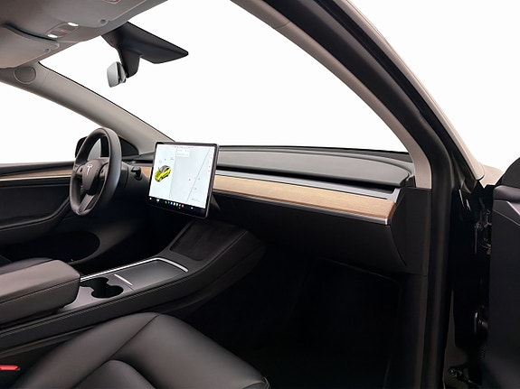 Tesla Model Y 14 of 28