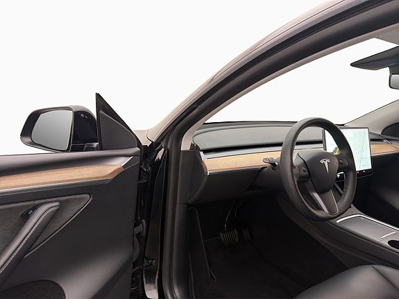 Tesla Model Y 9 of 28