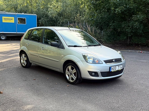 Ford Fiesta 2 of 7