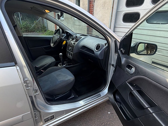 Ford Fiesta 5 of 7