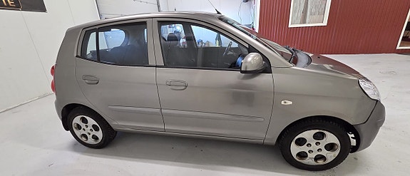 Kia Picanto 7 of 12