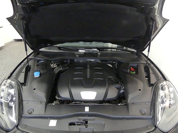 Porsche Cayenne 6 of 16