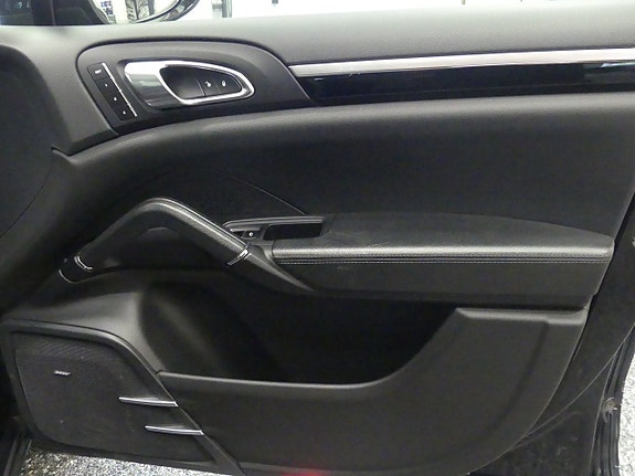 Porsche Cayenne 11 of 16
