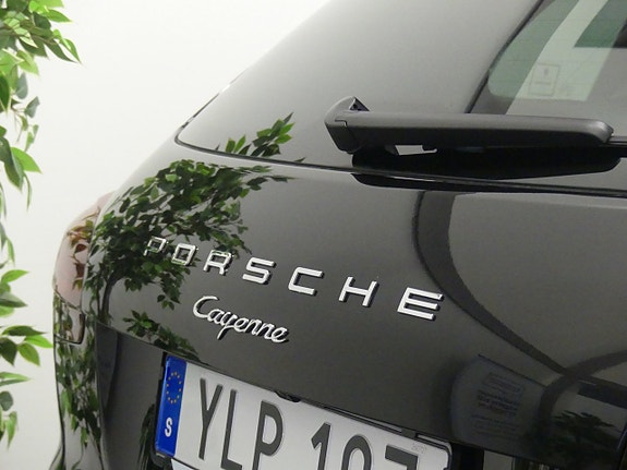 Porsche Cayenne 3 of 16