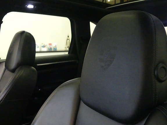 Porsche Cayenne 14 of 16