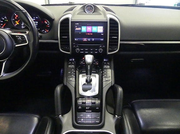 Porsche Cayenne 9 of 16