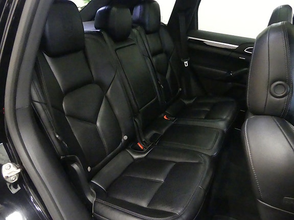 Porsche Cayenne 10 of 16