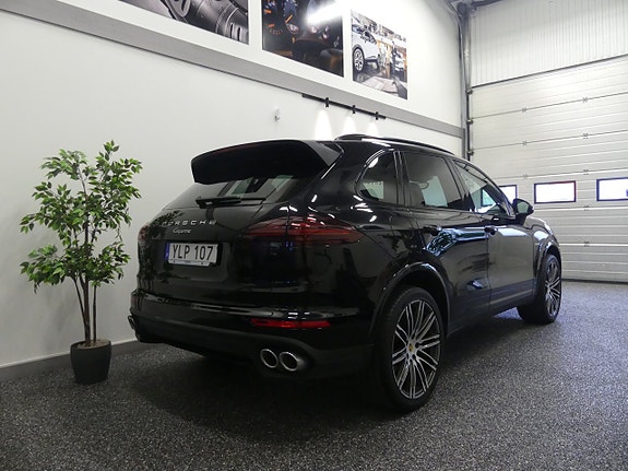 Porsche Cayenne 2 of 16