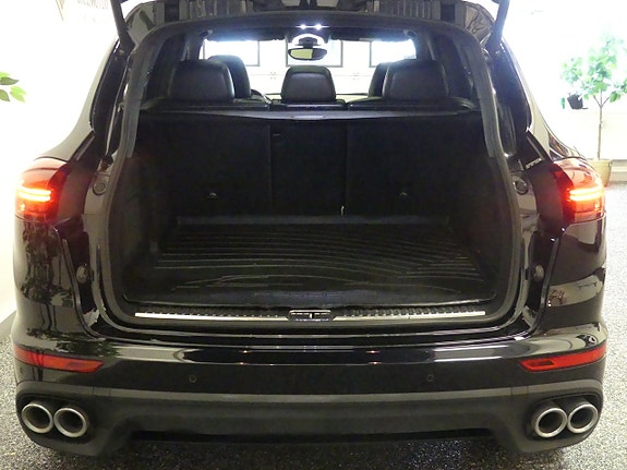 Porsche Cayenne 7 of 16