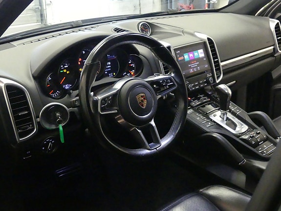 Porsche Cayenne 8 of 16