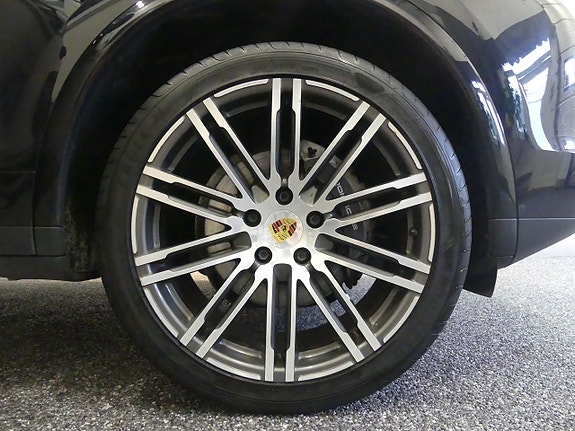 Porsche Cayenne 5 of 16