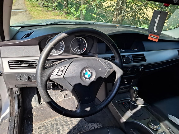 BMW 523i 2 of 3
