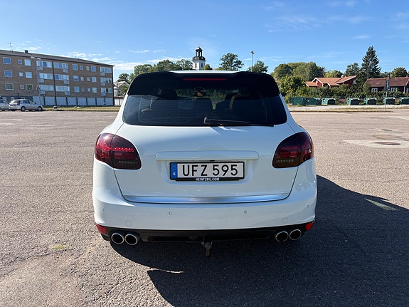 Porsche Cayenne S 7 of 12