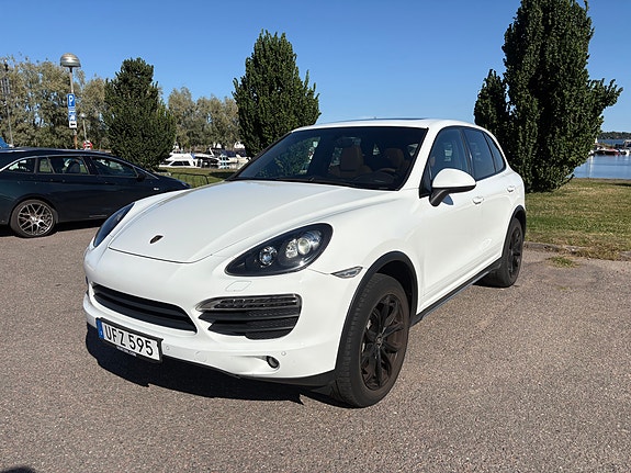 Porsche Cayenne S 2 of 12