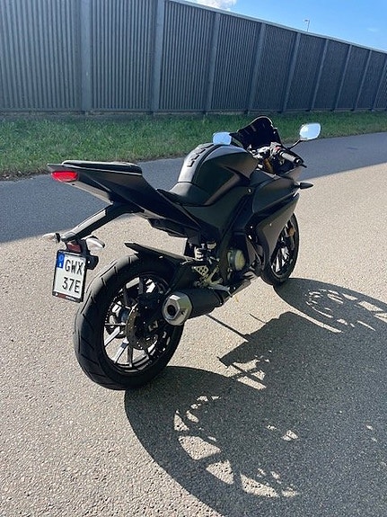Yamaha YZF-R125 2 of 5