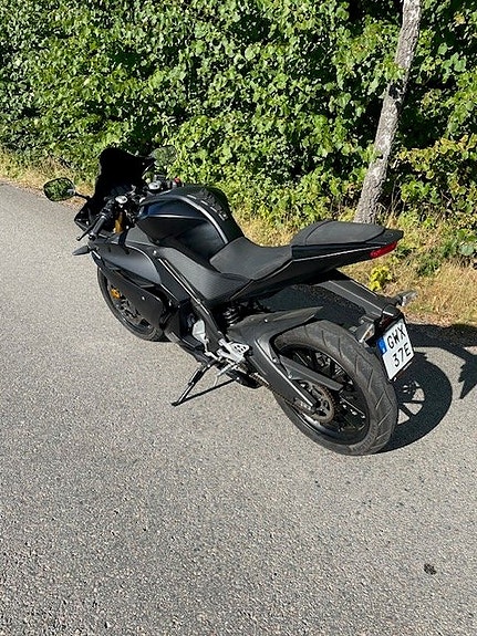 Yamaha YZF-R125 3 of 5