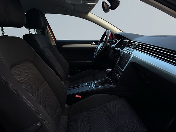 Volkswagen Passat 10 of 22