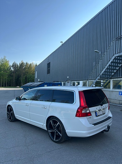 Volvo V70 2 of 5