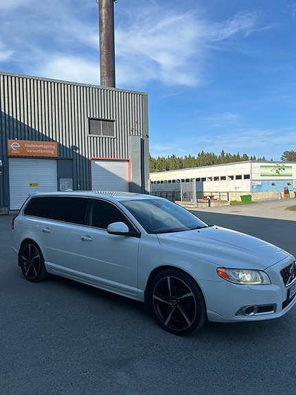 Volvo V70 3 of 5