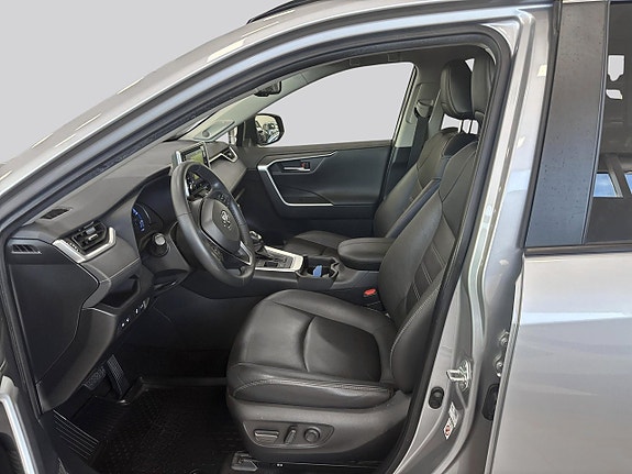 Toyota RAV4 8 of 18