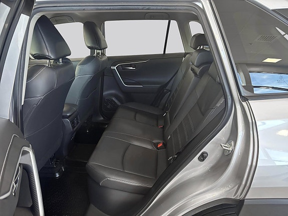 Toyota RAV4 9 of 18