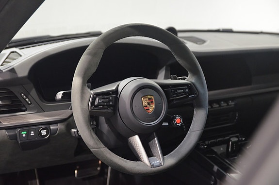 Porsche 911 Carrera GTS 13 of 18