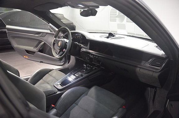 Porsche 911 Carrera GTS 12 of 18