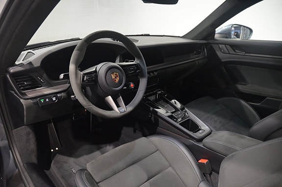 Porsche 911 Carrera GTS 11 of 18