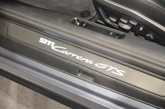 Porsche 911 Carrera GTS 17 of 18