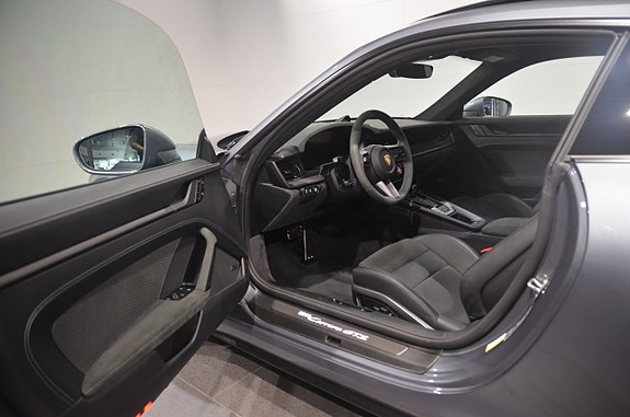 Porsche 911 Carrera GTS 9 of 18