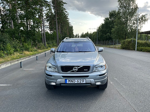 Volvo XC90 2 of 22