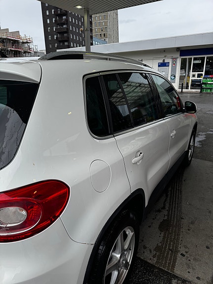 Volkswagen Tiguan 2 of 13