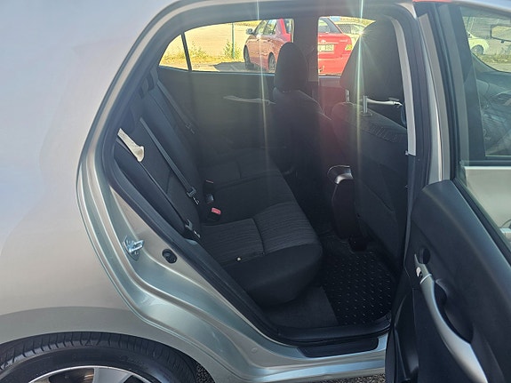Toyota Auris 7 of 15