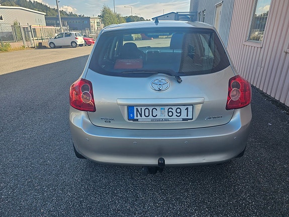 Toyota Auris 2 of 15