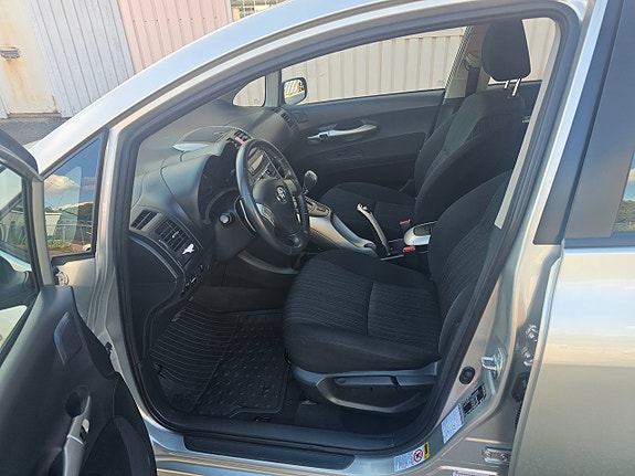 Toyota Auris 9 of 15
