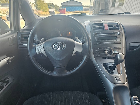 Toyota Auris 10 of 15