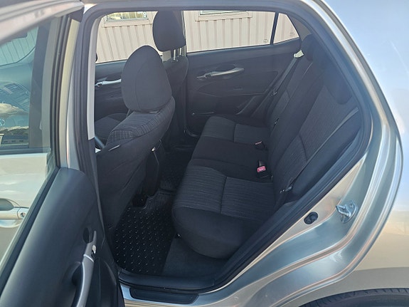 Toyota Auris 6 of 15