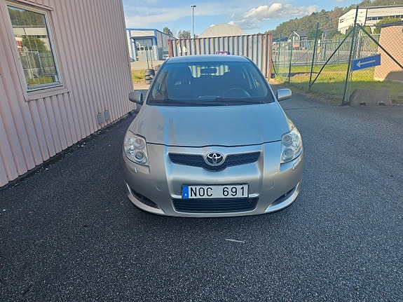 Toyota Auris 3 of 15