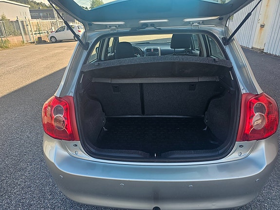 Toyota Auris 8 of 15