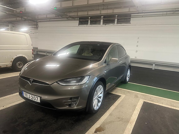 Tesla Model X 7 of 11