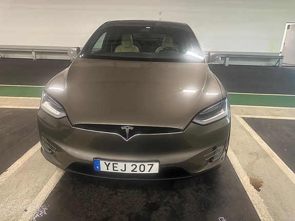 Tesla Model X 8 of 11
