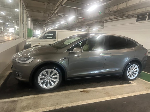 Tesla Model X 9 of 11